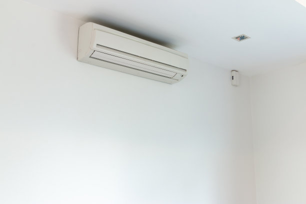 空调安装在房子的白色混凝土墙上。图片下载