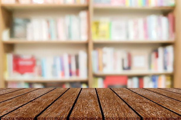 抽象模糊的内部图书馆书架背景与棕色木材透视表展示，推广，广告的商品和产品展示的概念图片下载