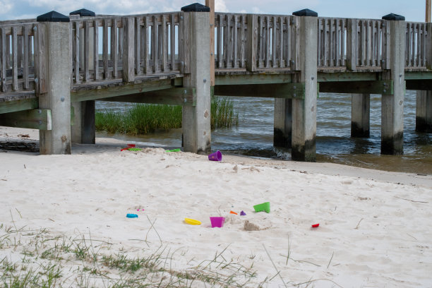 海洋码头和儿童玩具图片下载