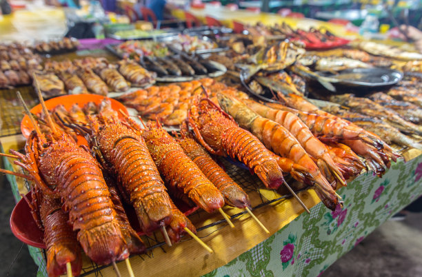 烤龙虾和海鲜在当地的摊位市场图片下载