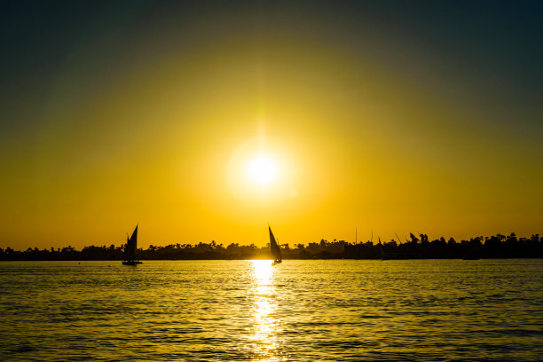 日落时分的尼罗河风光，埃及卢克索图片下载
