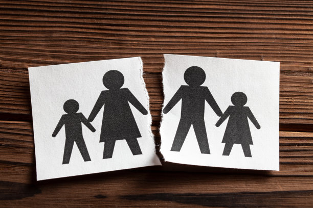 破坏关系。有孩子的家庭离婚。纸被撕成两半，象征着有孩子的父亲和妻子图片下载