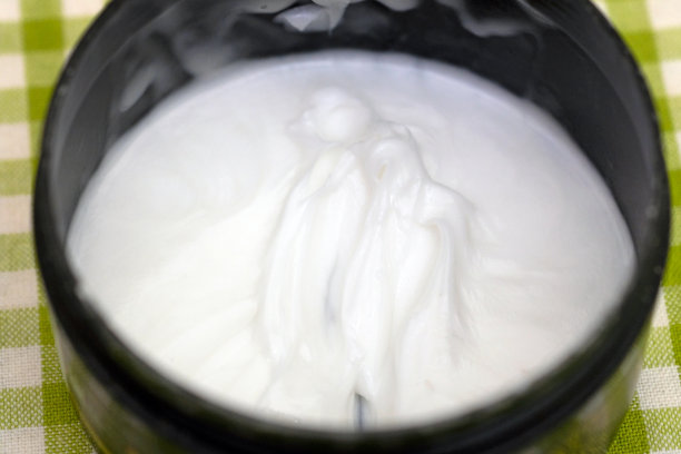 装在罐子里的白色身体霜。图片下载