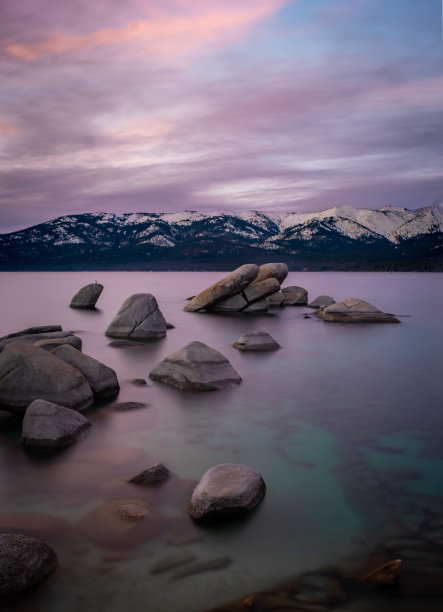 美丽的太浩湖黄昏。图片下载