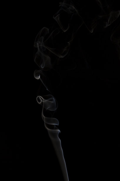 熏香的烟雾被隔离在黑色背景上图片下载