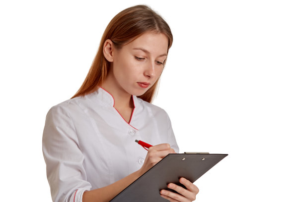 特写照片的一个女医生在白大褂。医生保持对医疗记录、药物和病人测试结果的跟踪。白底白衣的医生。医学和保健的概念。图片下载