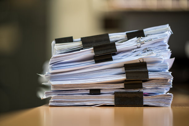 在办公室的文件柜里寻找文件的职业女性图片下载