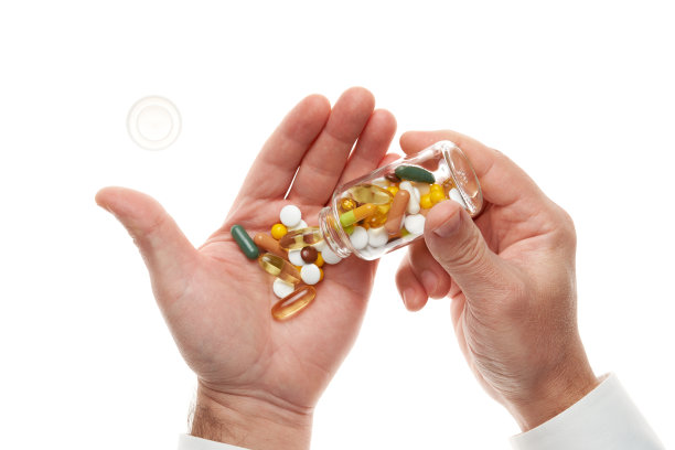 男子用手打开玻璃瓶，里面装满药片、片剂、维生素、药物、胶囊孤立在白色背景上。白衬衫，商务风格。卫生保健的概念。制药行业。药店图片下载