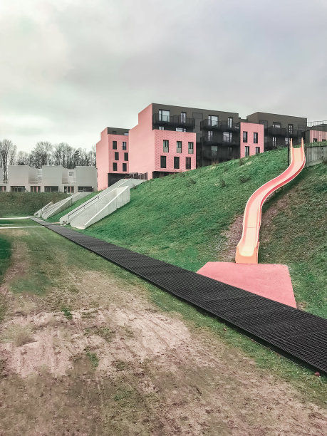 在欧洲的一个城市，明亮的粉红色低层房屋，滑梯下降图片下载