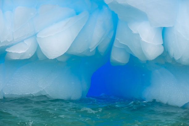迷人的美丽的冰山，荣格岛(曲线)，格雷厄姆地，南极半岛，南极洲图片下载