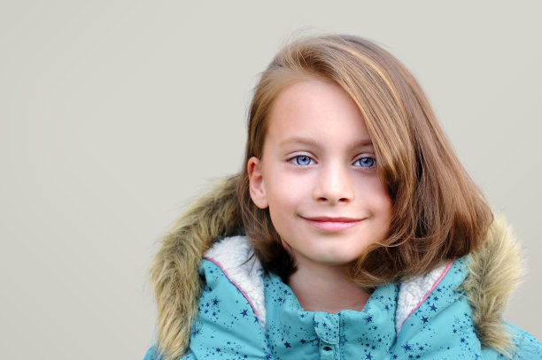 漂亮的金发女孩和锐利的蓝眼睛素材图片