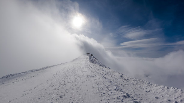路上有靴子的痕迹，电梯在一场暴风雪开始在山顶。图片下载