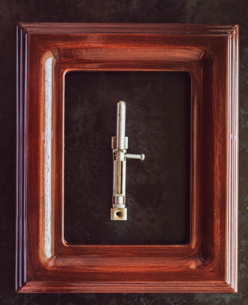 门闩位于相框内。图片下载