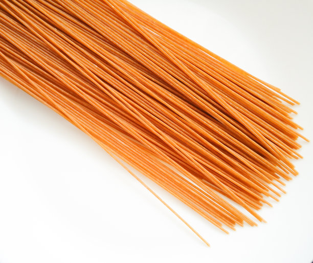 白色背景上的全麦意面图片下载