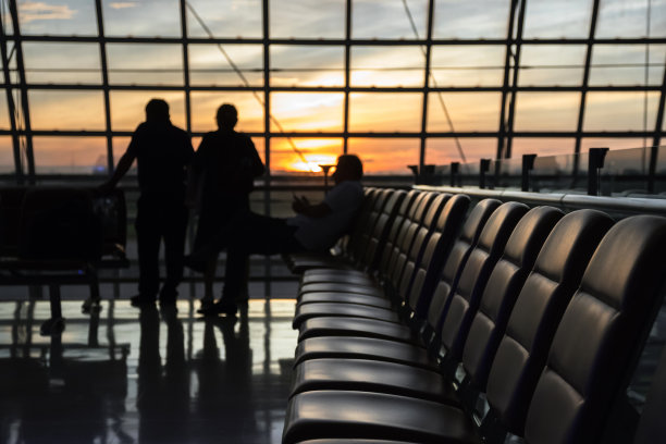 机场日落剪影，机场候机座位，现代休息室的商务旅行概念图片下载