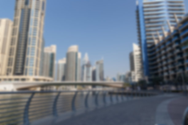 城市景观模糊照片：城市滨海大道与游艇图片下载