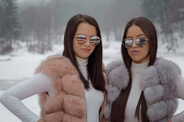 雪堆照片里的两个美女图片下载