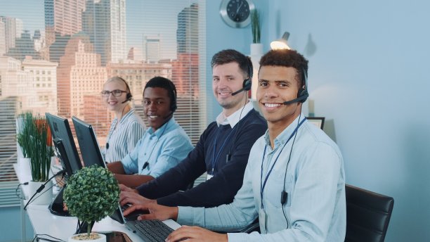 多样化的客服中心团队对着镜头微笑图片下载