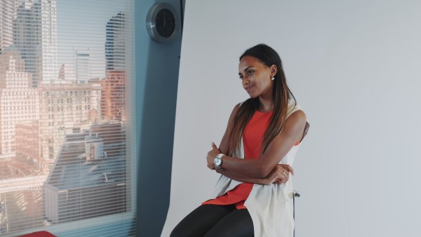 中近距离美丽的多民族模特摆姿势为时尚杂志拍摄照片图片下载