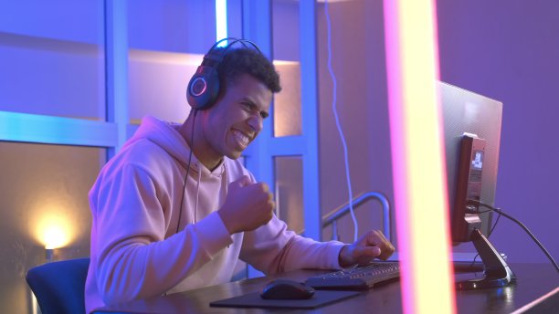 快活的非洲人在网络游戏网络冠军中赢得在线射击图片下载