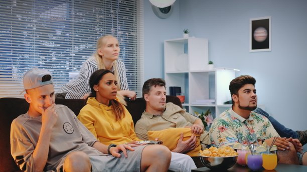 年轻人因在电视上观看他们的运动队比赛而伤心图片下载