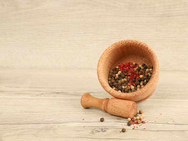 在木臼中混合胡椒图片下载