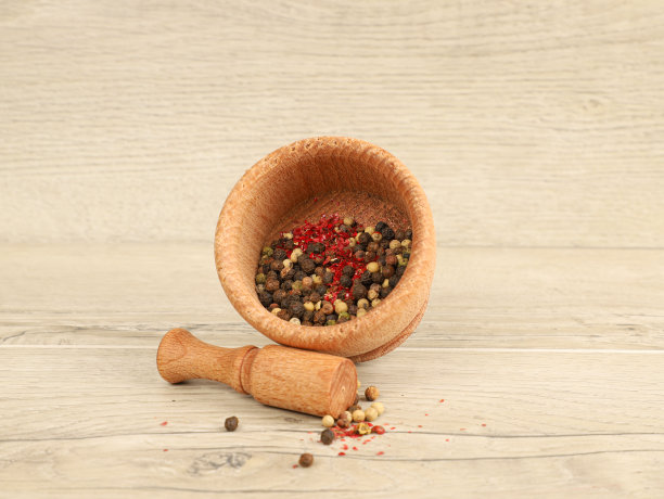 在木臼中混合胡椒图片下载