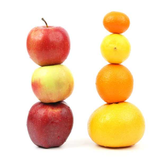 苹果和柑橘在白色的背景上互相垂直图片下载