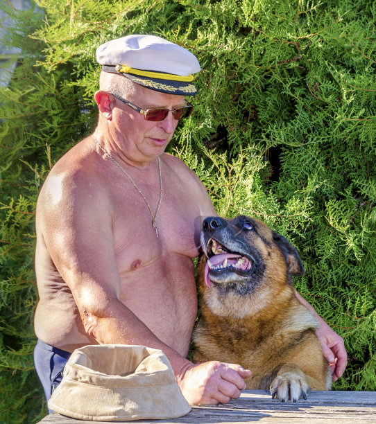 公狗一桌说话图片下载