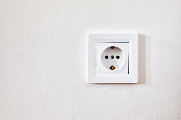 电源插座在白色的墙上图片下载