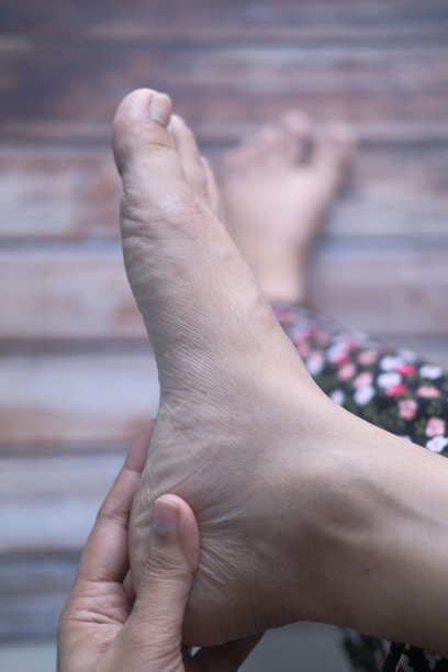 脚疼的女性素材图片