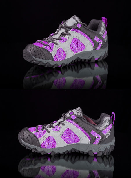 女紫色运动鞋上的黑色背景，孤立的产品，俯视图。图片下载