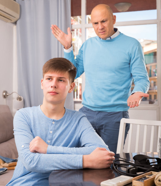 男子责骂他的青少年儿子图片下载