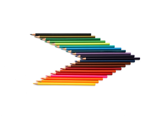 白色背景上的彩色铅笔图片下载