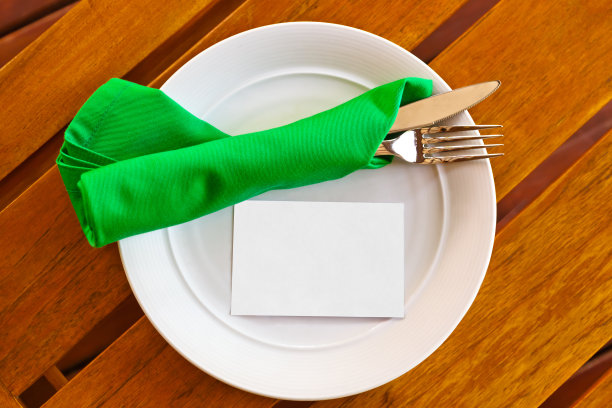 餐厅餐桌上的餐具和空白纸卡图片下载