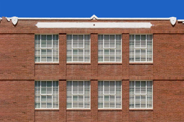 带有玻璃窗的老式红色砖砌建筑墙图片下载