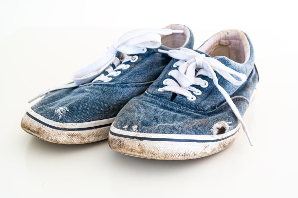 一双或非常破旧的、脏兮兮的、有洞的蓝色休闲鞋图片下载