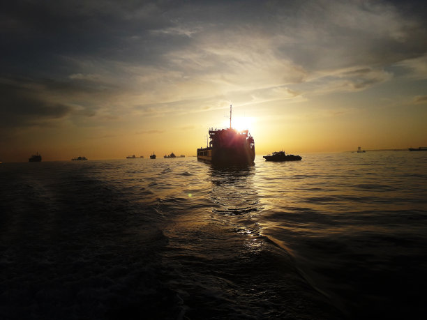 日落前的货船视图图片下载