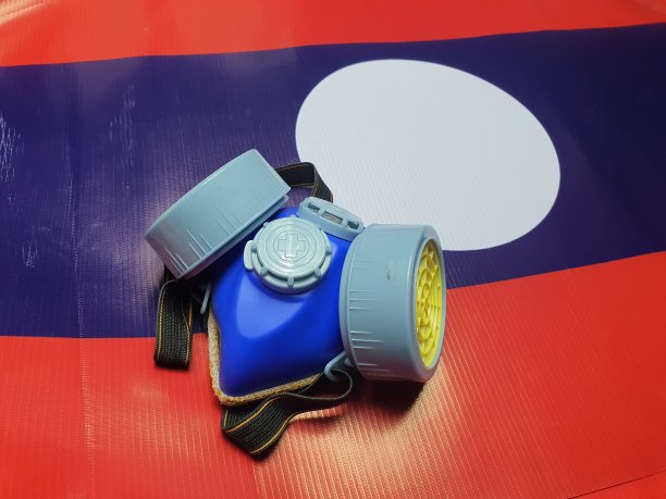 老挝国旗上放置了防止病毒感染的面罩。图片下载