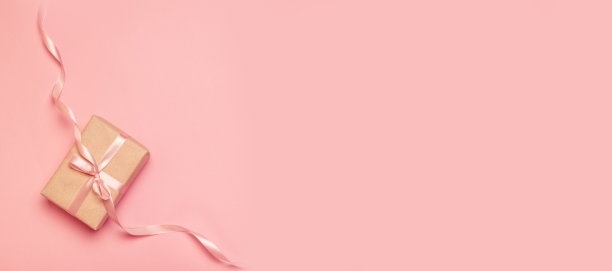 以粉色为背景，以丝质粉色丝带为主题的创意节日礼品盒。图片下载