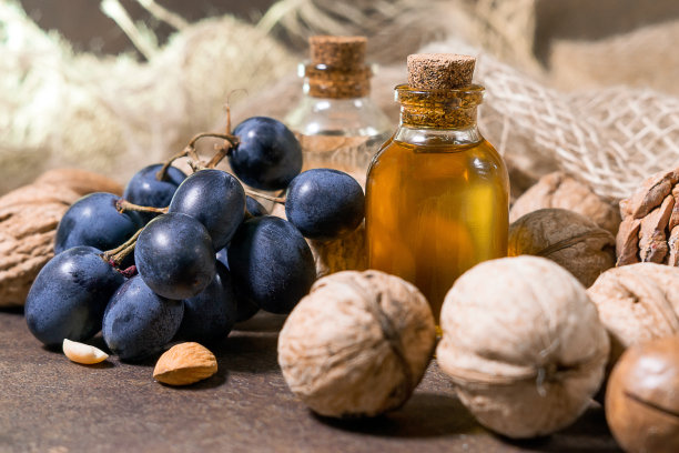 一瓶香油，坚果。集有机化妆品产品，选择性聚焦。水疗、按摩、女性治疗、芳香疗法、身体护理、原汁原味原料图片下载