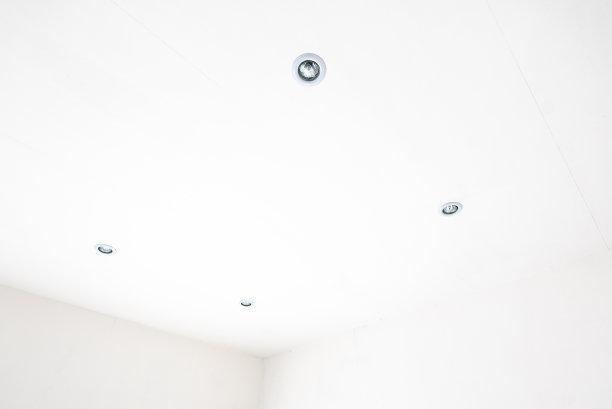 顶部漂亮的天花板流行设计。Pop Ceiling设计理念。美丽的自由空间。洁净的白色明亮空间为文字广告标题图片下载