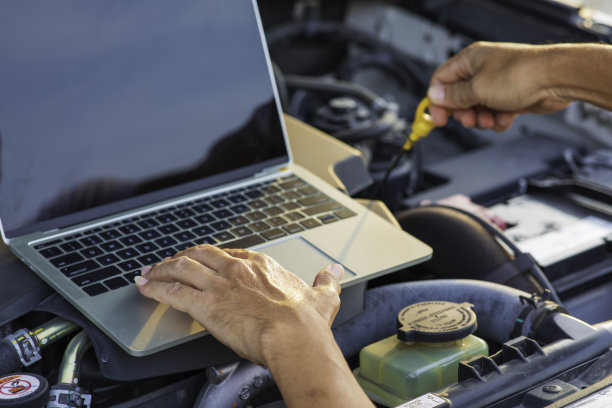 使用笔记本电脑进行汽车发动机自动诊断的男人图片下载