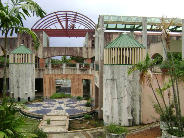 北马里亚纳群岛塞班岛圣罗克废弃的节日购物中心废墟。图片下载