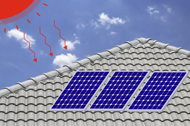 屋顶上的太阳能电池随阳光的方向照射在太阳能板上。图片下载