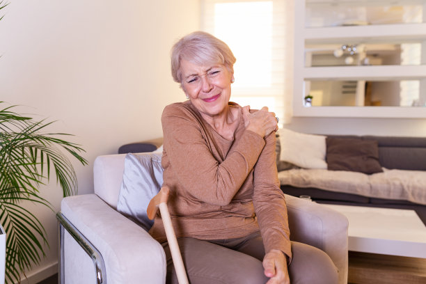 在家忍受肩膀疼痛的老年妇女。资深女士正在展示她的肩膀疼痛图片下载