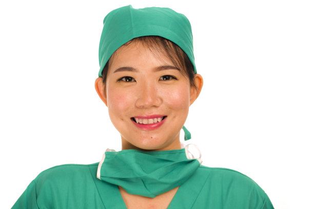 孤立的肖像年轻美丽和快乐的亚洲韩医女医生或医院护士在医疗帽和擦洗微笑愉快和积极的保健和医生的工作成功图片下载