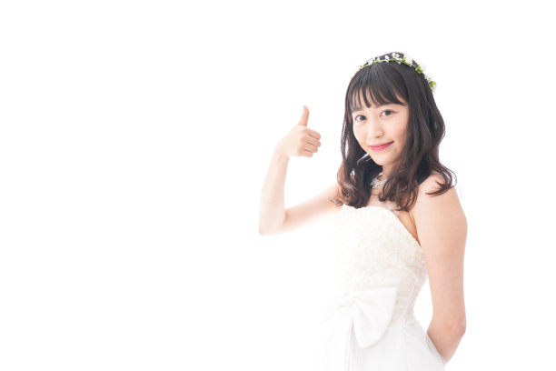 穿着OK标志的年轻女子图片下载