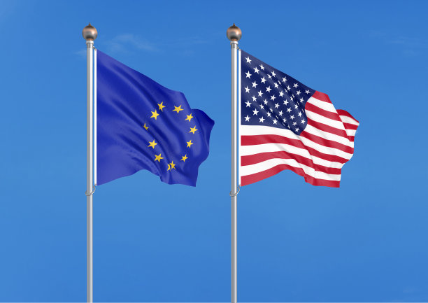 欧盟对美国。欧盟和美国的厚厚的彩色丝绸旗帜。天空背景上的3D插图。——说明图片下载