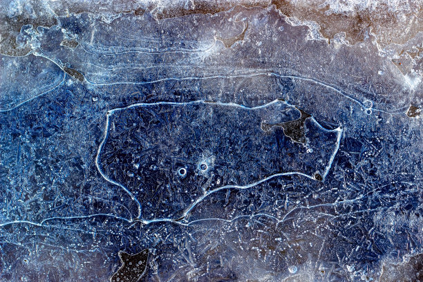 春天的照片，冰的纹理背景，图案。水坑上结了冰。前视图。图片下载